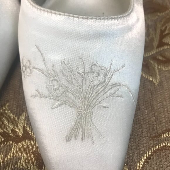 Dye-Able White Embroidered Roses Satin Slingback, Formal Pump Dress Shoe Wedding - Picture 4 of 16